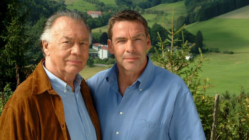Udo Brinkmann (Sascha Hehn, r.), inzwischen selbst Professor, bittet seinen Vater Klaus (Klausjürgen Wussow, l.) um Rat. – Bild: ZDF und Dirk Bartling