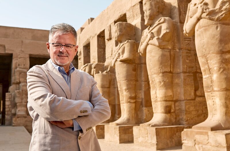 Moderator Christopher Clark war auch selbst an den Orten, an denen große Religionen entstanden sind – wie hier im ägyptischen Karnak, einem Heiligtum des Amun-Re. – Bild: phoenix/​ZDF und Sebastian Richter