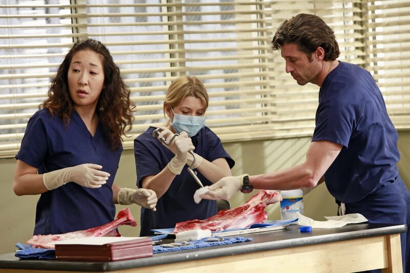 Christina (Sandra Oh, l.), Meredith (Ellen Pompeo, M.) und Derek (Patrick Dempsey, r.) sammeln Ideen, wie sie verschiedenste operative Eingriffe in Syrien durchführen könnten … – Bild: American Broadcasting Companies, Inc.