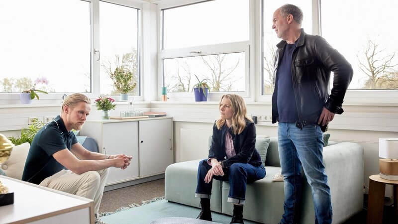 Lena Testorp (Anna von Haebler) und Oskar Schütz (Marek Erhardt, r.) sprechen mit Adrian Antonescu (Roman Schomburg, l.). Was weiß er über den Tod seiner Schwester? – Bild: Sandra Hoever
