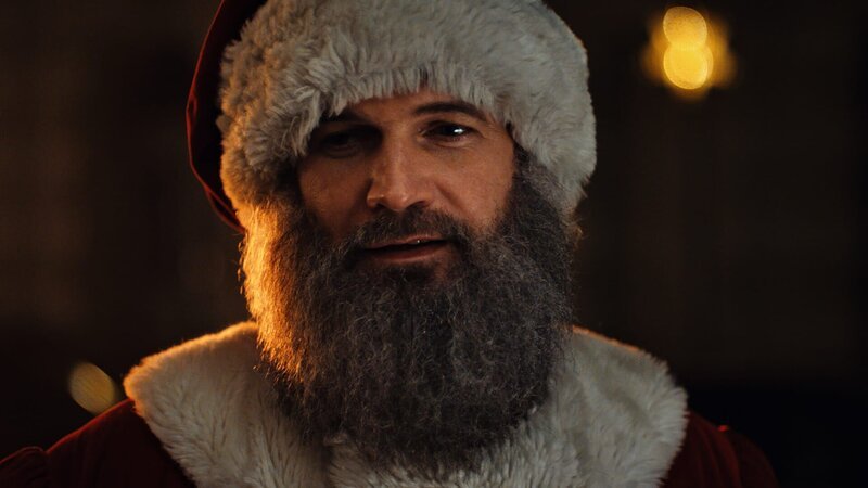 Sascha (Simon Böer) ist der neue Weihnachtsmann. – Bild: KiKA/​WunderWerk