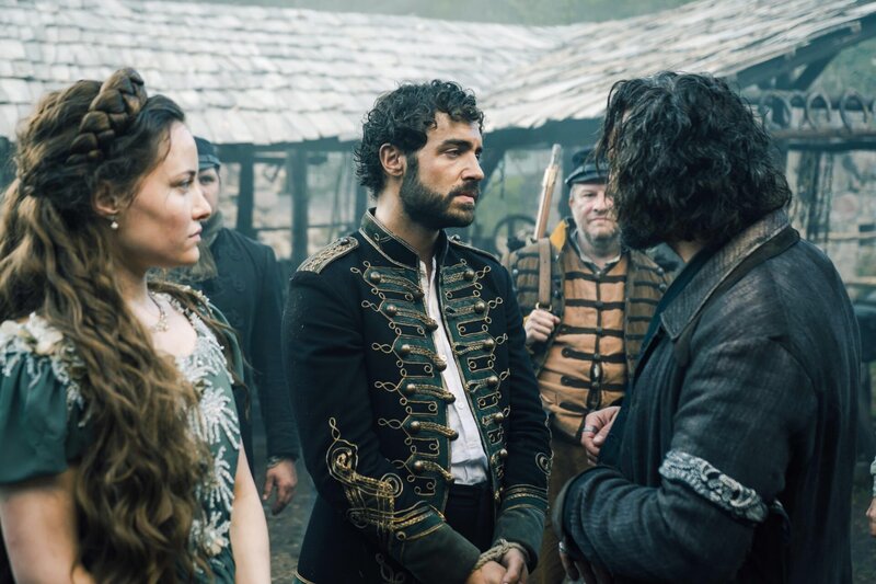 Der ungarische Rebell Ödön Körtek (Murathan Muslu, r.) nimmt Sisi (Dominique Devenport) und Graf Andrássy (Giovanni Funiati, M.) gefangen. – Bild: ORF/​Beta Film/​RTL/​Story House Pictures/​Armands Virbulis