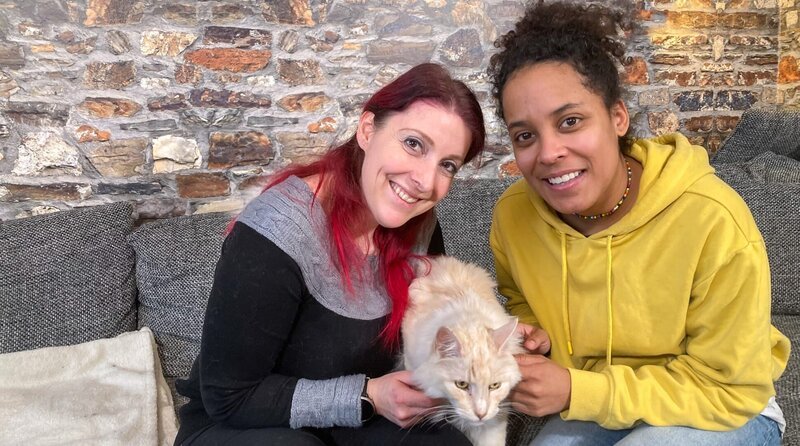 Katzenpsychologin Nici weiß Rat, wenn zum Beispiel eine Katze die Couch zerkratzt. Weiteres Bildmaterial finden Sie unter www.br-foto.de. – Bild: BR/​Text und Bild GmbH & Co. KG/​Karen Markwardt