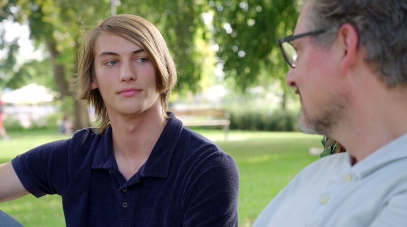 Bei Kindern und Jugendlichen sind psychische Erkrankungen seit der Corona-Pandemie deutlich gestiegen, so auch bei Karl, der unter einer Depression litt. Eckart von Hirschhausen (r) – Bild: WDR/​Bilderfest/​Sascha Keller