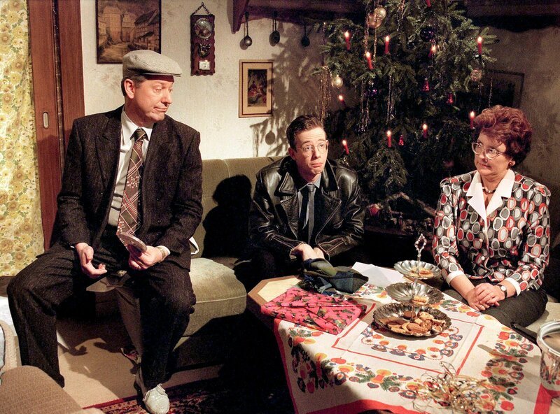 „Alle Jahre wieder“ ist Stress angesagt. Das Fest der Harmonie naht, und damit hat Familie Becker so ihre Probleme. v.l.: Heinz Becker (Gerd Dudenhöffer), Sohn Stefan (Gregor Weber), Mutter Hilde (Alice Hoffmann). – Bild: SWR/​WDR/​Hajo Hohl