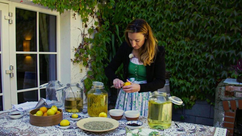 Silvia Trippolt, Besitzerin eines Haubenlokals, beim Ansetzen von Kräutern. – Bild: Bergblick
