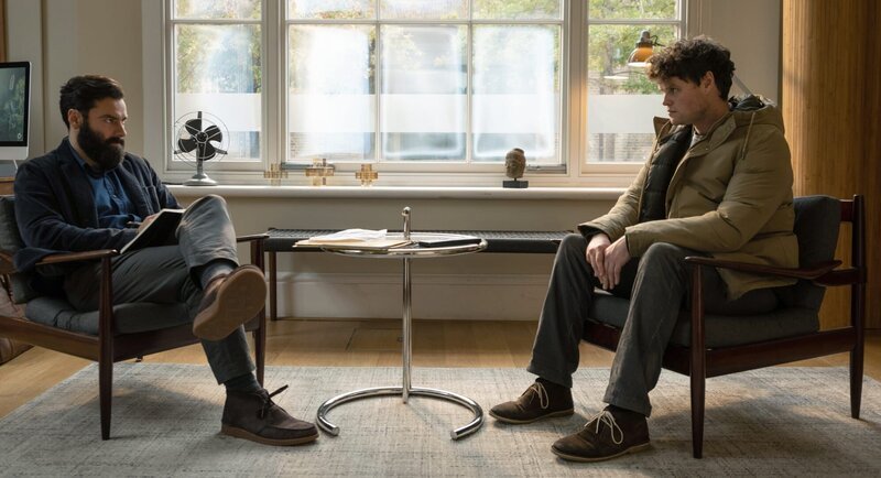 Bobby (Bobby Schofield, re.) ist bei Psychologe Joseph O’Loughlin (Aidan Turner, li.) in Behandlung. – Bild: ARD Degeto/​ITV Studios