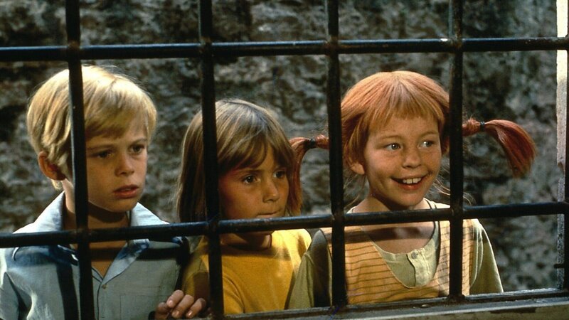 Erstaunt sehen Pippi (Inger Nilsson, r.), Tommy (Pär Sundberg) und Annika (Maria Persson, M.) dem Treiben der Seeräuber in einer Taverne zu. – Bild: ZDF und Taurus Erstaunt sehen Pippi (Inger Nilsson, r.), Tommy (Pär Sundberg) und Annika (Maria Persson, M.) dem Treiben der Seeräuber in einer Taverne zu. – Bild: ZDF und Taurus