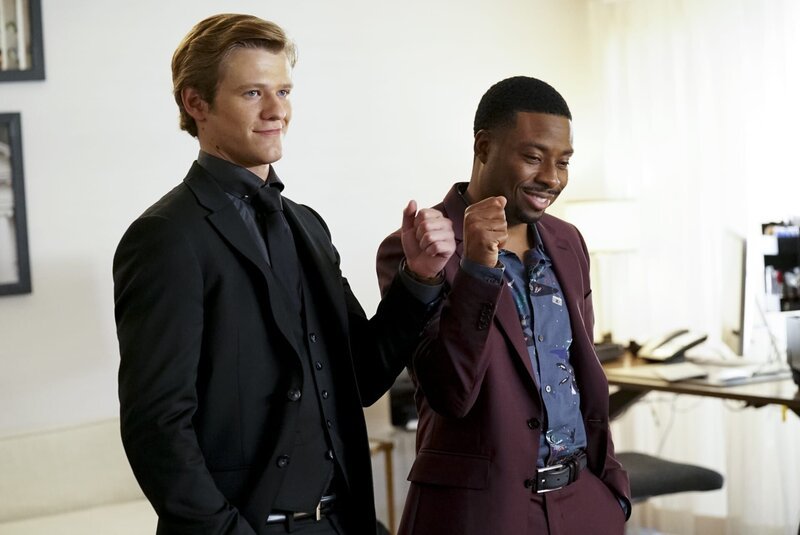 Der Plan ist gescheitert und trotzdem verlieren MacGyver (Lucas Till, l.) und sein Freund und Kollege Bozer (Justin Hires, r.) nie den Humor. Ob sie es trotzdem noch schaffen, die Terroristen aufzuhalten? – Bild: CBS Broadcasting, Inc.
