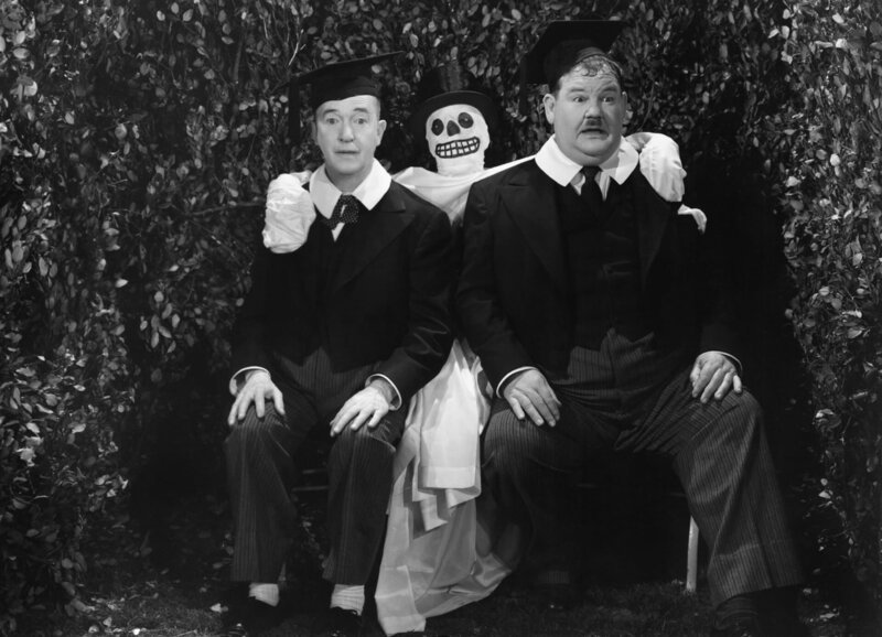 Kaum sind die beiden „Nachwuchs“-Studenten Stan (Stan Laurel, links) und Oliver (Oliver Hardy) – Bild: ZDF und Stax Graves