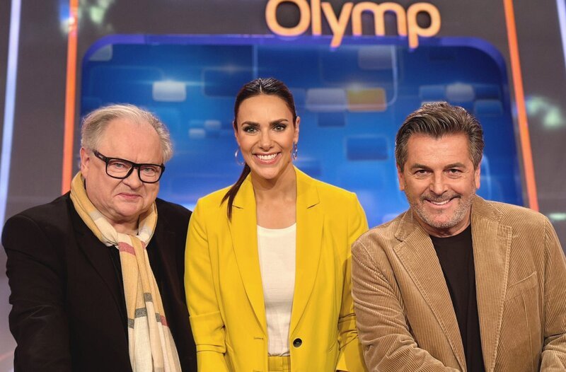 Moderatorin Esther Sedlaczek (M.) mit den Kandidaten des Teams „Herz & Seele“: Heinz Rudolf Kunze (l.) und Thomas Anders (r.). – Bild: ARD/​ITV Studios