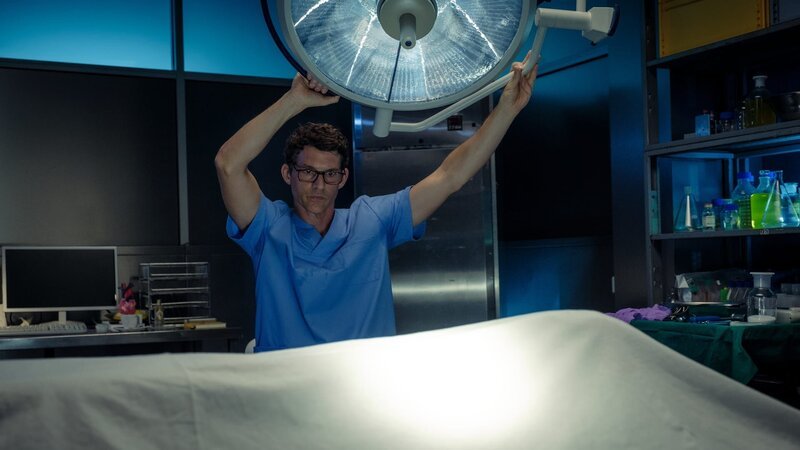 Dr. Steinebach (Martin Bretschneider) macht sich an die Arbeit. Wurde die Schauspielerin Alena Stern ermordet? – Bild: ZDF und Conny Klein