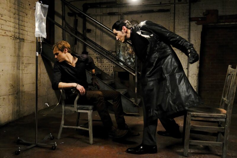 „MacGyver“, „Väter und Söhne.“ Mac reist nach Paris. Er hofft von einem Professor Auskunft über den Aufenthaltsort seines Vaters zu bekommen. Leider kann ihm der Mann nicht weiterhelfen. Bei seiner Rückkehr wird Mac von Murdoc überrascht und entführt. Murdoc möchte aus MacGyver den Aufenthaltsort seines Sohnes herauspressen. Wie durch ein Wunder gelingt Mac die Flucht. Mit seinem Team versucht er nun den Ort seiner Gefangenschaft zu ermitteln, um endlich Murdoc das Handwerk zu legen. Im Bild (v.li.): Lucas Till (Angus MacGyver), David Dastmalchian (Murdoc). – Bild: PLURIMEDIA (CBS Broadcasting Inc.)