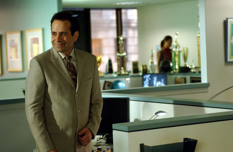 Die Arbeit als Bürogehilfe liegt dem schrulligen Ermittler (Tony Shalhoub) erstaunlicherweise sehr gut. Auch von seinen neuen Kollegen wird er sofort akzeptiert … – Bild: TVN /​ NBC Universal
