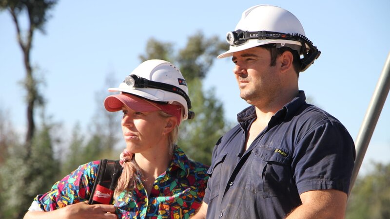 The Tunnel Rats, Elisa Grobe (l.) and Bayden Pearse (r.), stood at the Lightning Ridge Claim. – Bild: Discovery Communications, LLC.
