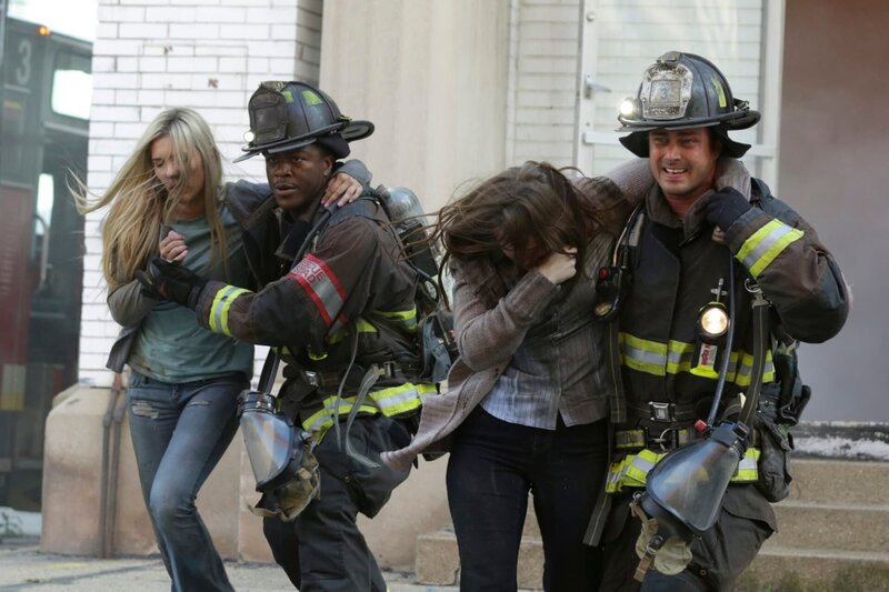 Wenn sie ausrücken, geht es um Leben und Tod: Rick Newhouse (Edwin Hodge, l.) und Kelly Severide (Taylor Kinney, r.). – Bild: NBCUniversal Media, LLC