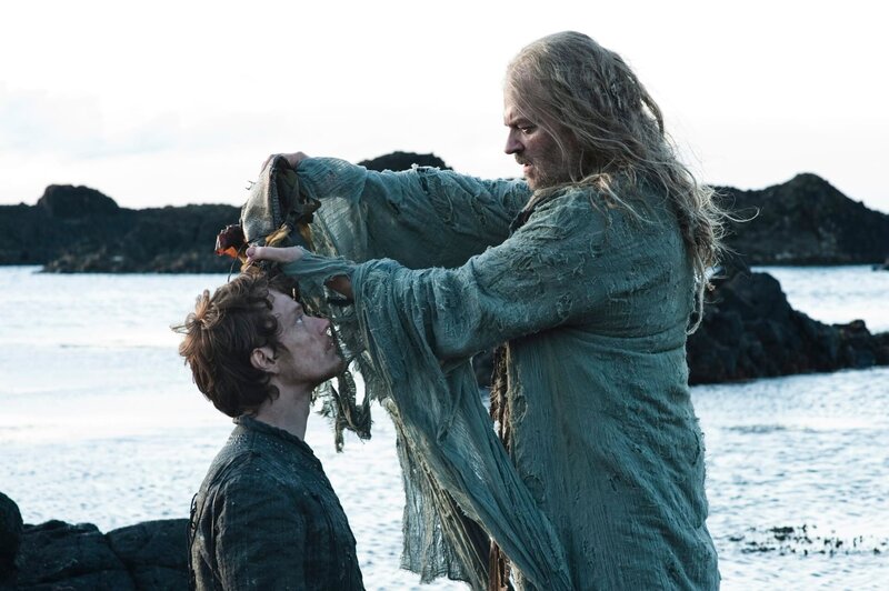 Alfie Allen (Theon Greyjoy), Jonathan Ryan (Drowned Priest) – Bild: 2016 Home Box Office, Inc. All /​ HBO /​ ©2016 Home Box Office, Inc. All rights reserved. HBO® and all related programs are the property of Home Box Office, Inc.