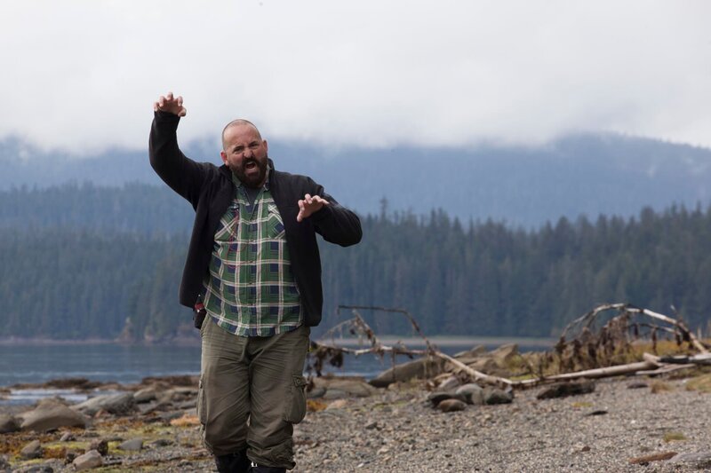 Bradley Trevor Greive does his best bear impression. – Bild: Animal Planet /​ Discovery Communications