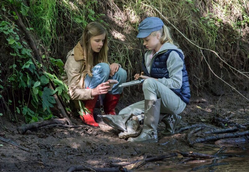 Maria (Liselotte Voß, l.) und ihre Freundin Elena (Elsa Kleemann, r.) finden in einem Versteck Geld und eine Waffe. – Bild: ARD/​Georges Pauly