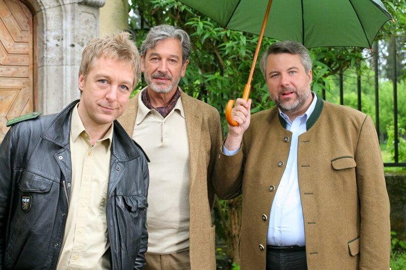 In der Mineralwasserfirma von Leopold Thelen (Günter Barton, m.) wird eine Leiche gefunden. Jetzt ermitteln Stadler (Dieter Fischer, r.) und Mohr (Max Müller, l.) in dessen Mordfall. – Bild: Christian A Rieger   klick /​ Die Verwendung ist nur bei reda /​ ZDF /​ © ZDF/​Bavaria Fernsehprod./​Christian A. Rieger