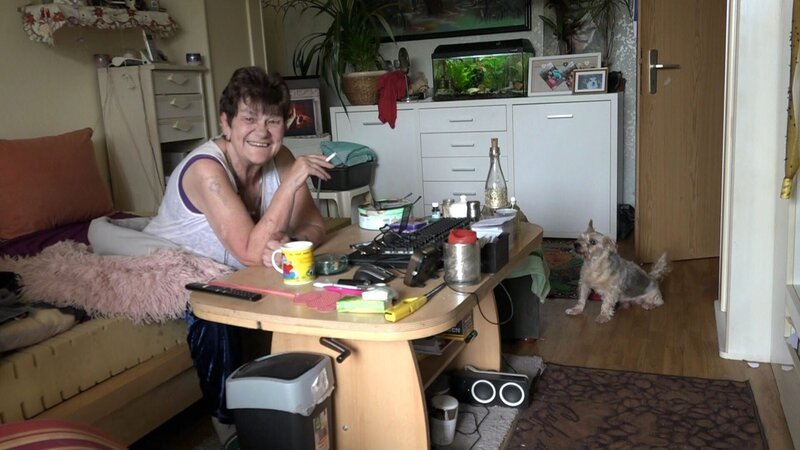 Rentnerin Regina wird vom Pech verfolgt: Nun wurde sie auch noch beim Veterinäramt angeschwärzt. Im schlimmsten Fall könnte ihr Hund Mickey weggenommen werden. – Bild: RTLZWEI