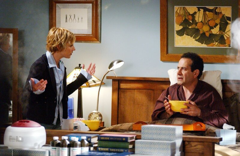 Natalie (Traylor Howard) bittet Monk (Tony Shalhoub), ihr bei der Aufklärung eines mysteriösen Mordfalls zu helfen. Doch Monk, der glaubt, an dem Ebola-Virus erkrankt zu sein, will sein Bett nicht verlassen. – Bild: SUPER RTL