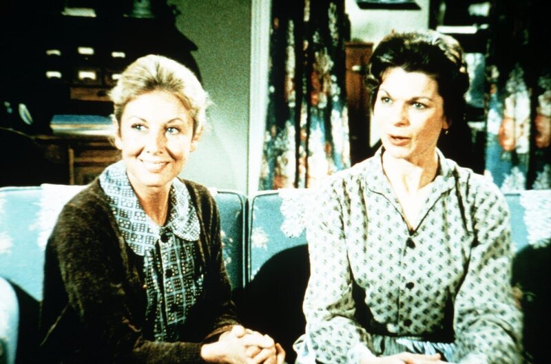 Olivia (Michael Learned, l.) freut sich, als sie hört, dass Corabeth (Ronnie Claire Edwards, r.) ein Baby adoptieren wollen. – Bild: WARNER BROS. INTERNATIONAL TELEVISION