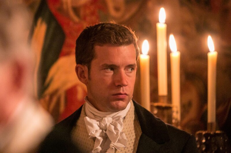 Auch Inspector Barnabys Assistent, DS Jamie Winter (Nick Hendrix), hat sich kostümiert unter die Gäste des Jane-Austen-Wochenendes gemischt und sucht nach Hinweisen auf den Mörder einer jungen Journalistin. „Death by Persuasion“ – Bild: Bentley Productions & All3Media International