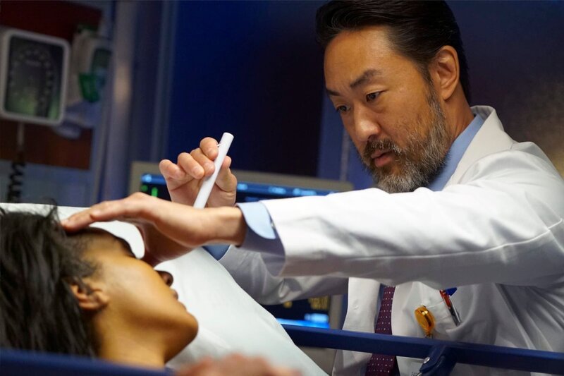 -- „Love Hurts“ Episode 223 -- Pictured: (l-r) Mekia Cox as Robin Charles, Kenneth Choi as David Kwon -- (Photo by: Elizabeth Morris/​NBC) – Bild: NBCUniversal Media, LLC