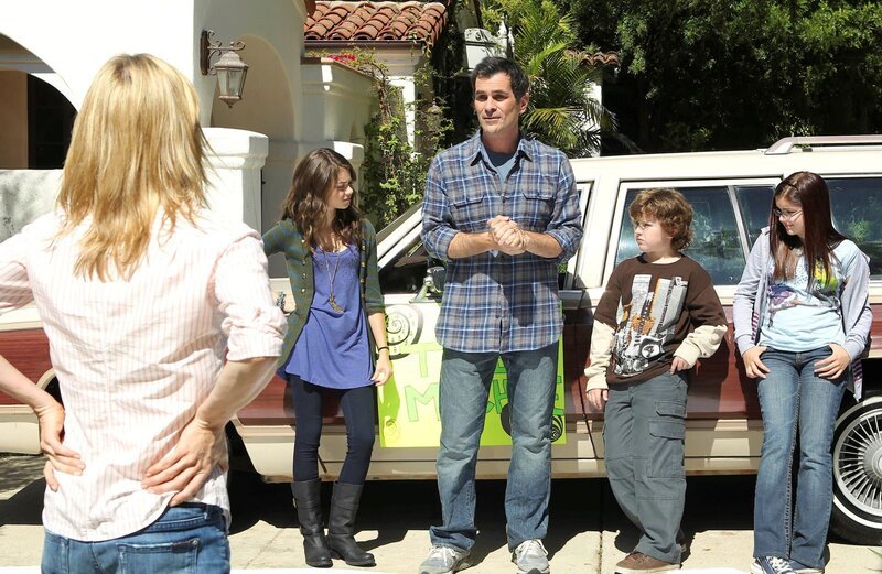 l-r: Hayley Dunphy (Sarah Hyland), Phil Dunphy (Ty Burrell), Luke Dunphy (Nolan Gould), Alex Dunphy (Ariel Winter) – Bild: Karen Neal /​ Disney