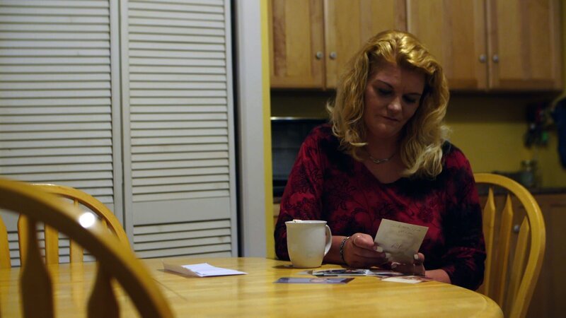 Danyall White looks at an old photograph of her brother, Richard Paul White, long before he committed his crimes. – Bild: TLC