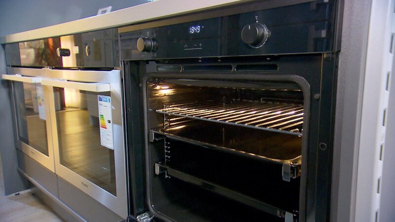 Backofen geöffnet im Shop. – Bild: ORF/​Bavaria