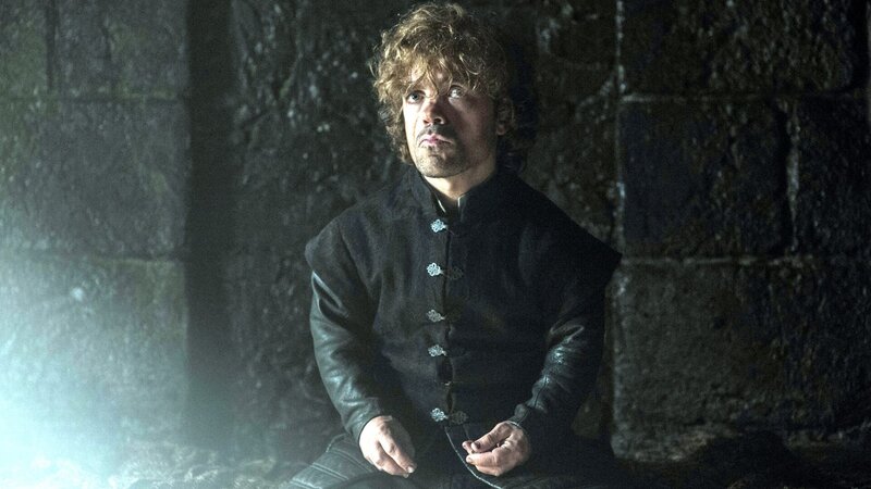 Tyrion (Peter Dinklage) macht sich Sorgen und spricht darüber mit seinem Bruder Jaime.. – Bild: Sky Atlantic
