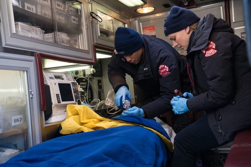 Peter Mills (Charlie Barnett) und Sylvie Brett (Kara Kilmer) – Bild: NBCUniversal Media, LLC