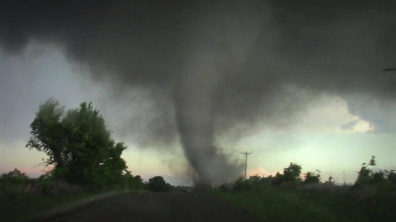 Die Tornados in Oklahoma können eine Windgeschwindigkeit von dreihundertzwanzig Kilometern pro Stunde erreichen. In nur wenigen Minuten verwüsten sie ganze Dörfer und Städte. – Bild: N24 Doku