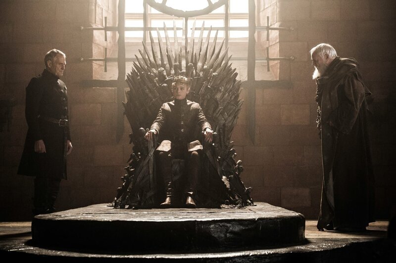 Tommen on the throne with uncle Kevan and Grand Maester Pycelle by his side. – Bild: HELEN SLOAN / © 2016 Home Box Office, Inc. All rights reserved. HBO® and all related programs are the property of Home Box Office, Inc. Tommen on the throne with uncle Kevan and Grand Maester Pycelle by his side. – Bild: HELEN SLOAN / © 2016 Home Box Office, Inc. All rights reserved. HBO® and all related programs are the property of Home Box Office, Inc.