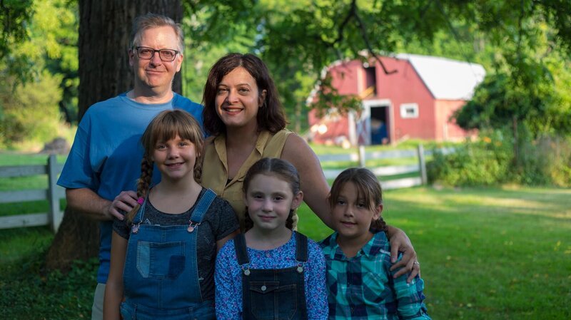 Andrew Matthews as Dennis Avery, Gina Mayer as Cheryl Avery, and Emily Madelbaum, Alyssa and Teresa Androvich as their 3 kids. – Bild: Investigation Discovery