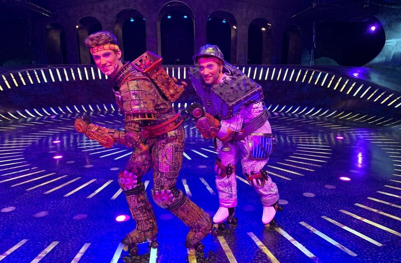 Seit Mai 2023 ist Max Luca Maus (l) der neue „Rusty“ bei „Starlight Express“, dem erfolgreichsten Musical Deutschlands. Reporter Daniel Aßmann (r) erfährt vom Musical-Darsteller, wie viel Arbeit hinter der Produktion steckt. – Bild: WDR/​Bavaria Entertainment GmbH/​Paul Bogdanski