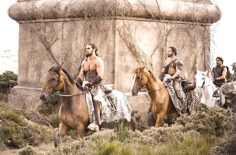 On left: Khal Drogos (Jason Momoa) – Bild: Nick Briggs/​ +447778646602/​nick@ /​ © 2013 Home Box Office, Inc. All rights reserved. HBO¨ and all related programs are the property of Home Box Office, Inc.