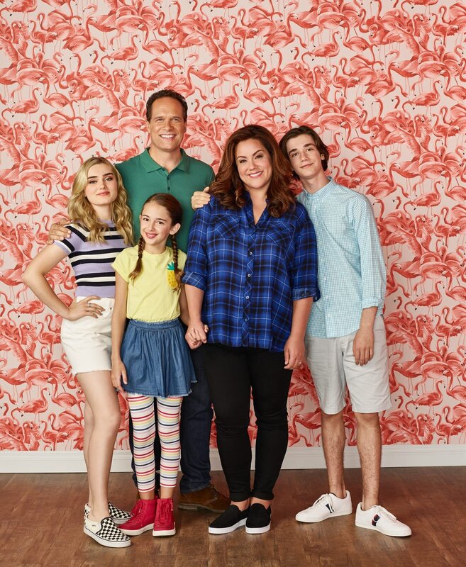 (v.li.): Meg Donnelly (Taylor Otto), Julia Butters (Anna-Kat Otto), Diedrich Bader (Greg Otto), Katy Mixon (Katie Otto), Daniel DiMaggio (Oliver Otto). – Bild: ORF/​Disney/​ABC/​Brian Bowen Smith