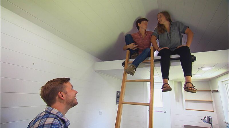 Sarah will ein Tiny House in Charleston kaufen, um ihren eigenen kleinen Rückzugsort zu haben und mobil zu sein. Aber die Suche gestaltet sich schwierig, denn die Tiny-House-Bewegung ist in Charleston erst im Kommen. Sie sucht ein modernes Haus im Landhausstil mit Treppe und Terrasse, dass auch für ihren Hund geeignet ist. Ihre Partnerin Tess berät sie bei der Suche. – Bild: HGTV