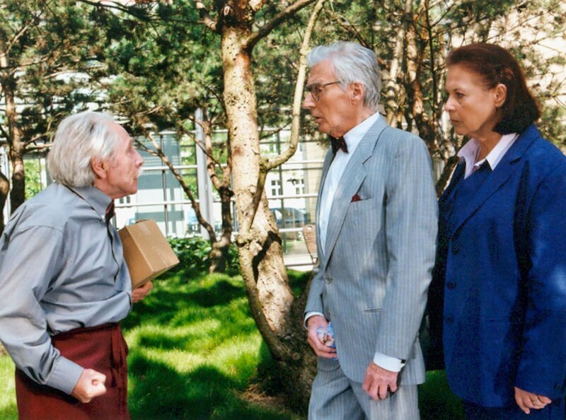 MDR Fernsehen IN ALLER FREUNDSCHAFT FOLGE 158. Charlotte (Ursula Karusseit, rechts) hat auf ihrer Kur den charmanten Karl Willing (Robert Rober) kennengelernt. Als er sie in der Sachsenklinik aufsucht, gerät Friedrich (Fred Delmare, links) ausser Rand und Band. – Bild: MDR/​Krajewski