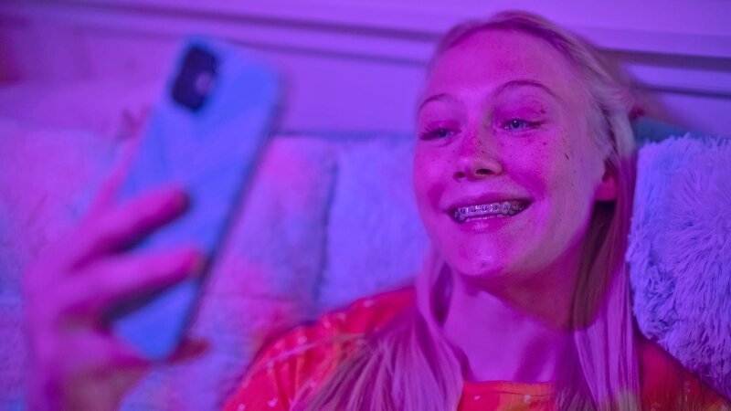 Isabel takes a selfie dressed as a decoy – Bild: Warner Bros. Discovery, Inc. or its subsidiaries and affiliates