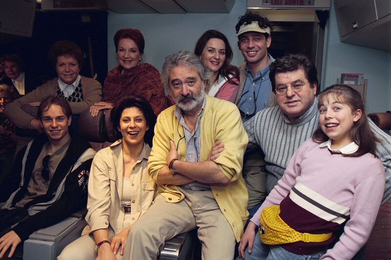 v.l.n.r.: 1. Reihe: Thomas Beyrhofer, Mona Seefried, Xaver Schwarzenberger, Erwin Steinhauer, Mariella Hahn, 2: Reihe: Inge Konradi, Johanna von Koczian, Martina Gedeck, Gregor Bloeb, Drehstart zu „O Palmenbaum“ 2000. – Bild: ORF/​Milenko Badzic