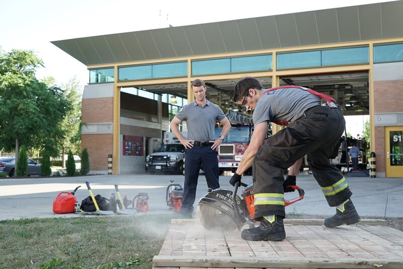 Matthew Casey (Jesse Spencer, l.), Jimmy Borrelli (Steven R. McQueen) – Bild: NBCUniversal Media, LLC