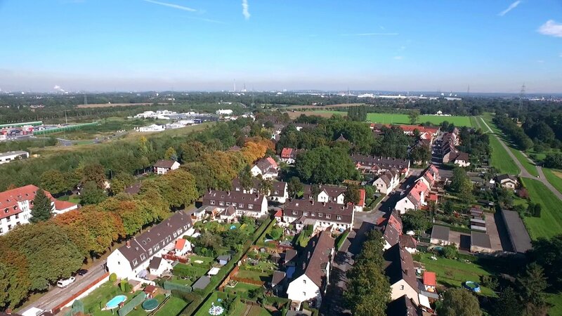 Die Eisenbahnsiedlung von Duisburg ist eine Arbeitersiedlung mit einer über 100-jährigen Tradition am Stadtrand der Ruhrgebietsmetropole. Der Niedergang der Stahlindustrie hat die Gegend stark verändert.  Bereits vor über einem Jahr widmete sich die RTL II-Reportage dem Duisburger Stadtteil – jetzt kehrt die Dokumentation in die Eisenbahnsiedlung zurück und wirft erneut einen Blick auf die Schicksale der Menschen. – Bild: port.hu