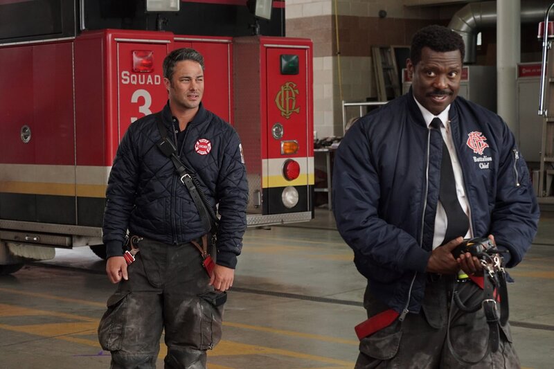 Severide (Taylor Kinney, l.), Chief Boden (Eamonn Walker) Die Verwendung des sendungsbezogenen Materials ist nur mit dem Hinweis und Verlinkung auf TVNOW gestattet. – Bild: NBCUniversal Media, LLC