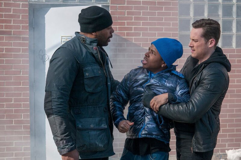 CHICAGO P.D. -- „Back To Even“ Episode 218 -- Pictured: l-r) Laroyce Hawkins as Kevin Atwater, Denzel Irby as Marcus, Jesse Lee Soffer as Jay Halstead. – Bild: NBCUniversal Media, LLC/​NBC