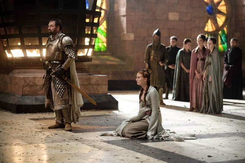 Game of Thrones- Series 02 Episode 04 „Garden of Bones“ Ian Beattie as Meryn Trant and Sophie Turner as Sansa Stark. © Home Box Office Inc. – Bild: Home Box Office Inc.
