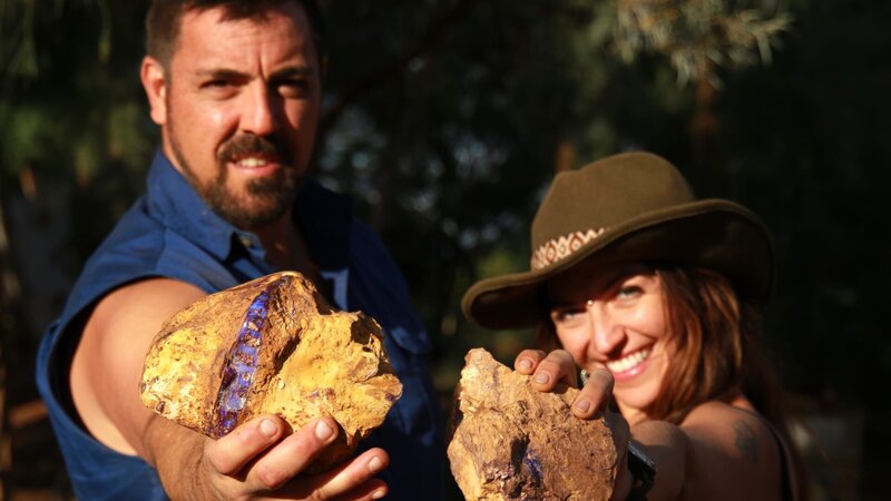 L-R: Isaac & Sofia Andreou with their opal haul, Yowah QLD – Bild: For merchandising, publishing & ancillary products please contact Global Rights Management.